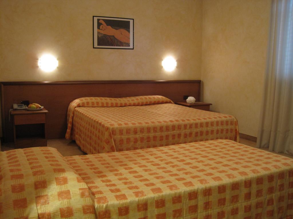 Hotel Italia Карманьола Номер фото