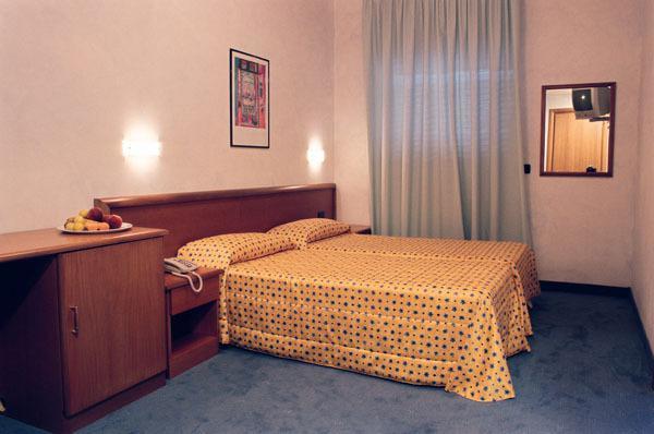 Hotel Italia Карманьола Номер фото
