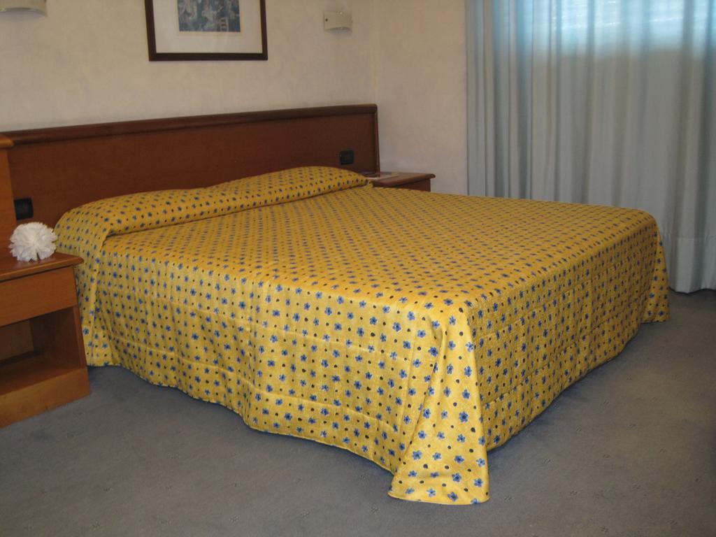 Hotel Italia Карманьола Номер фото