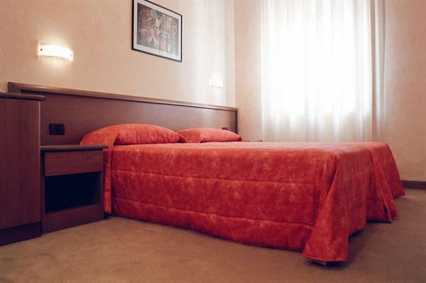 Hotel Italia Карманьола Номер фото