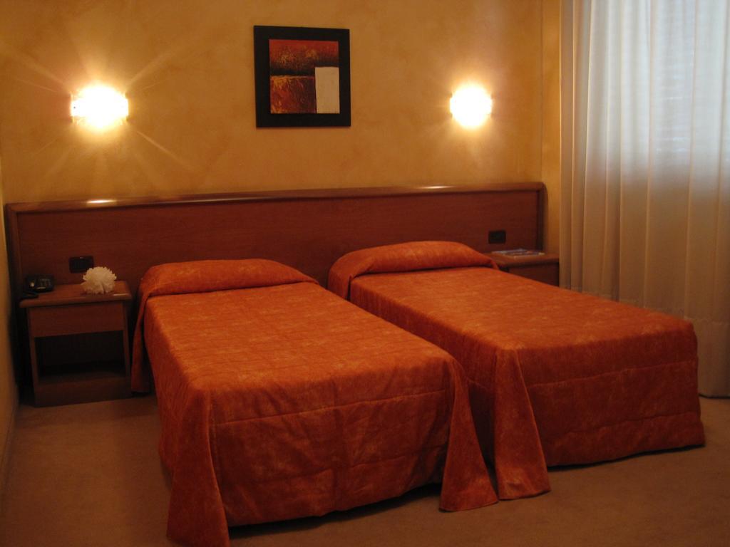 Hotel Italia Карманьола Номер фото