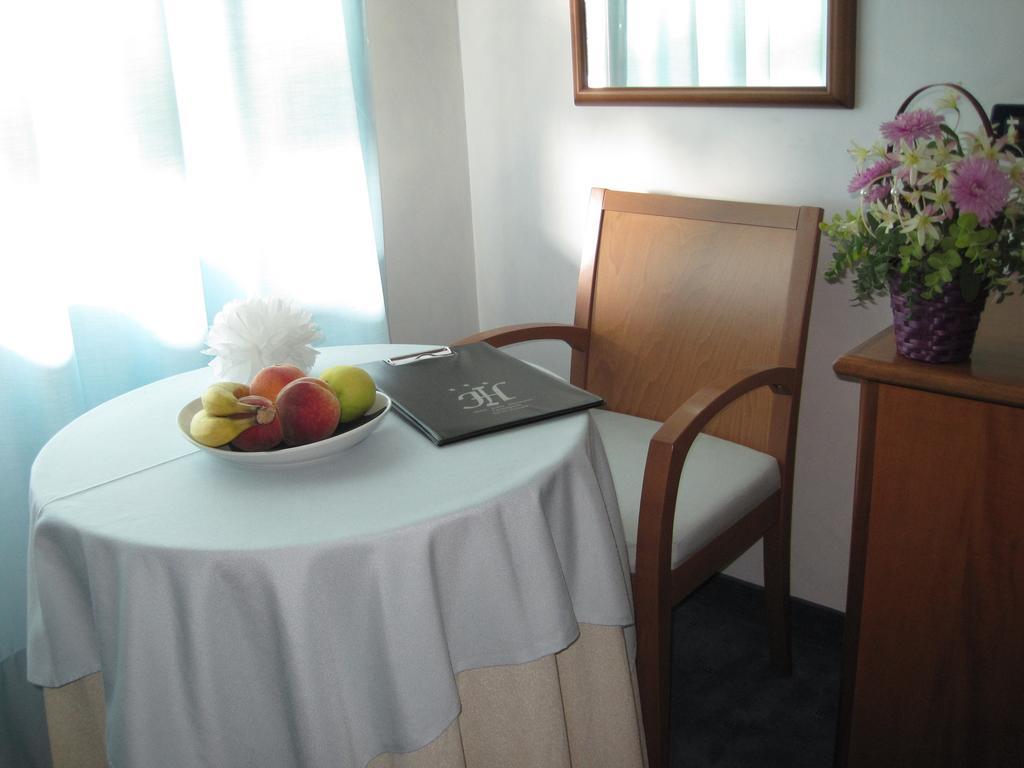 Hotel Italia Карманьола Номер фото
